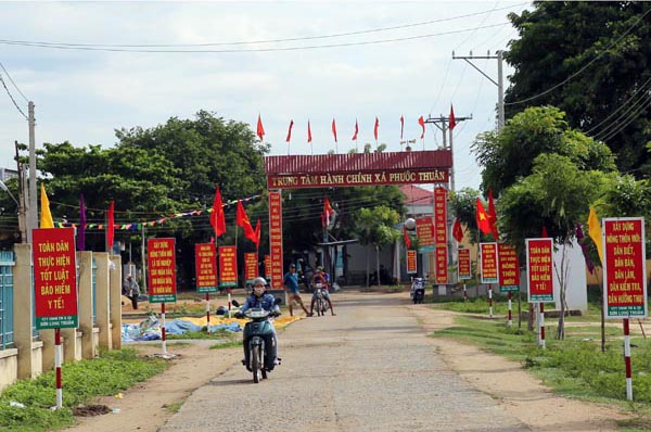 Đường vào trung tâm xã Phước Thuận.